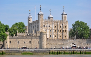 Tower_of_London_viewed_from_the_River_Thames[1]